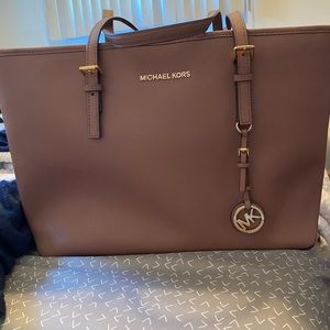 Micheal Kors tote in Mauve